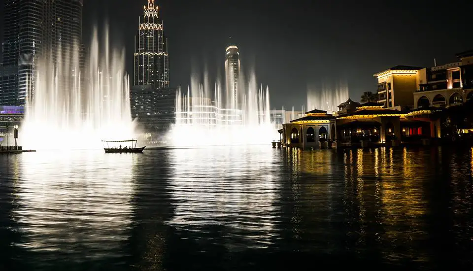 dubai fountain at night