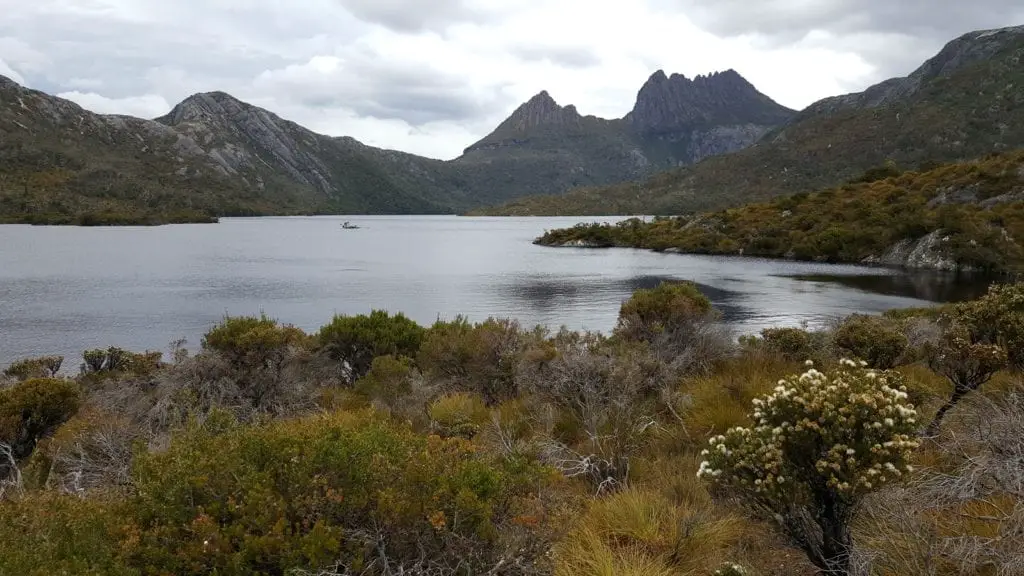 Tasmania itinerary - Dove lake with mountains in the background